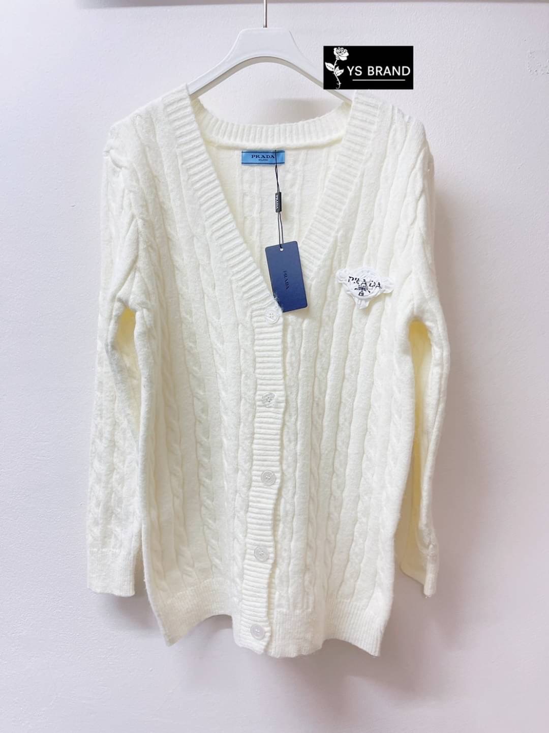 เสื้อคลุมไหมพรมแขนยาวคอวี ผ้าไหมพรมยืดเนื้ออย่างดีผ้าดีมากๆ นิ่ม เด้งยืดได้เยอะ ผ้าดีทอละเอียด ทอลายเกลียวทั้งตัว แต่งกระดุมด้านหน้า ติดเข็มกลัดPradaช่วงอก ถอดแยกได้ สวยหรูมากๆ โดดเด่นสุดๆ มาพร้อมป้ายคอ Prada Tagครบ สวยมาก งานคุณภาพ ห้ามพลาด จัดเลยจ้า