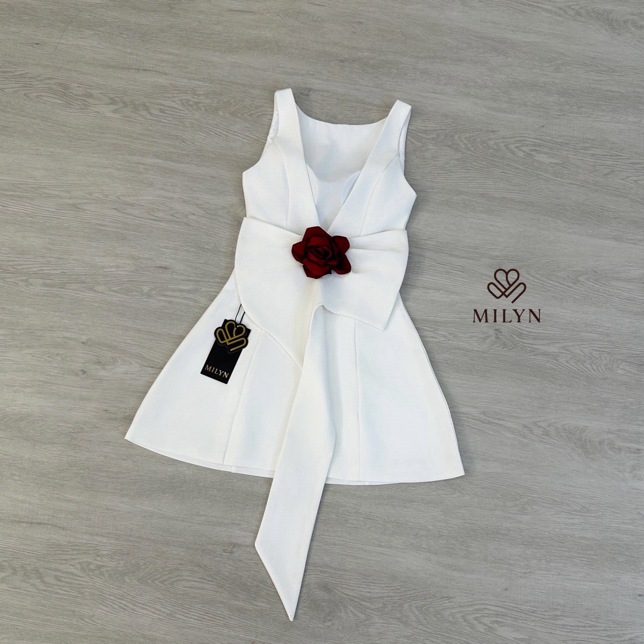 เดรสแฟชั่น เดรสขาวสุดหรู เรียบแต่ไม่ธรรมดา ดีไซน์เว้าหลังโชว์ผิวสวยอย่างมีเสน่ห์