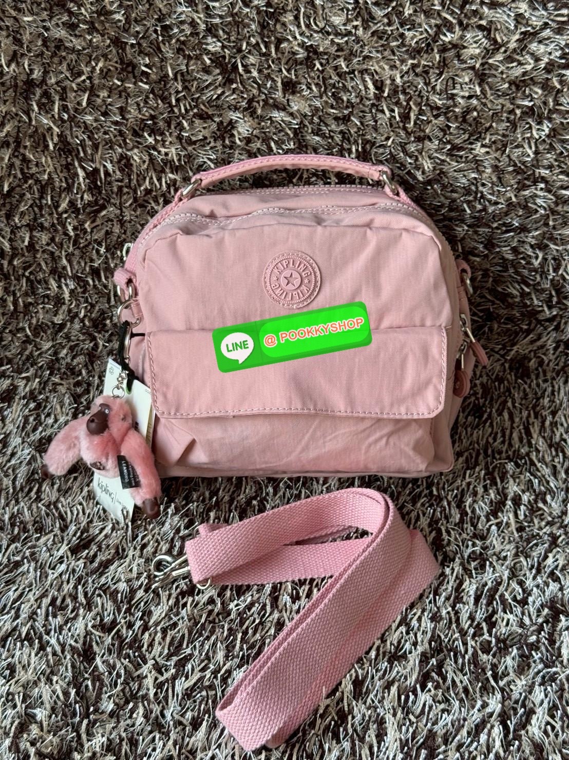 Kipling Candy 3 Ways กระเป๋าสไตล์มินิมอลล์ น้ำหนักเบาทำหลายสไตล์ ทั้งในแบบถือ สะพายพาดลำตัว หรือจะเป็นเป้ขนาดเล็กก็ได้ มีช่องซิปจัดระเบียบสิ่งของหลายช่อง ใส่สิ่งของจำเป็นได้ครบครัน