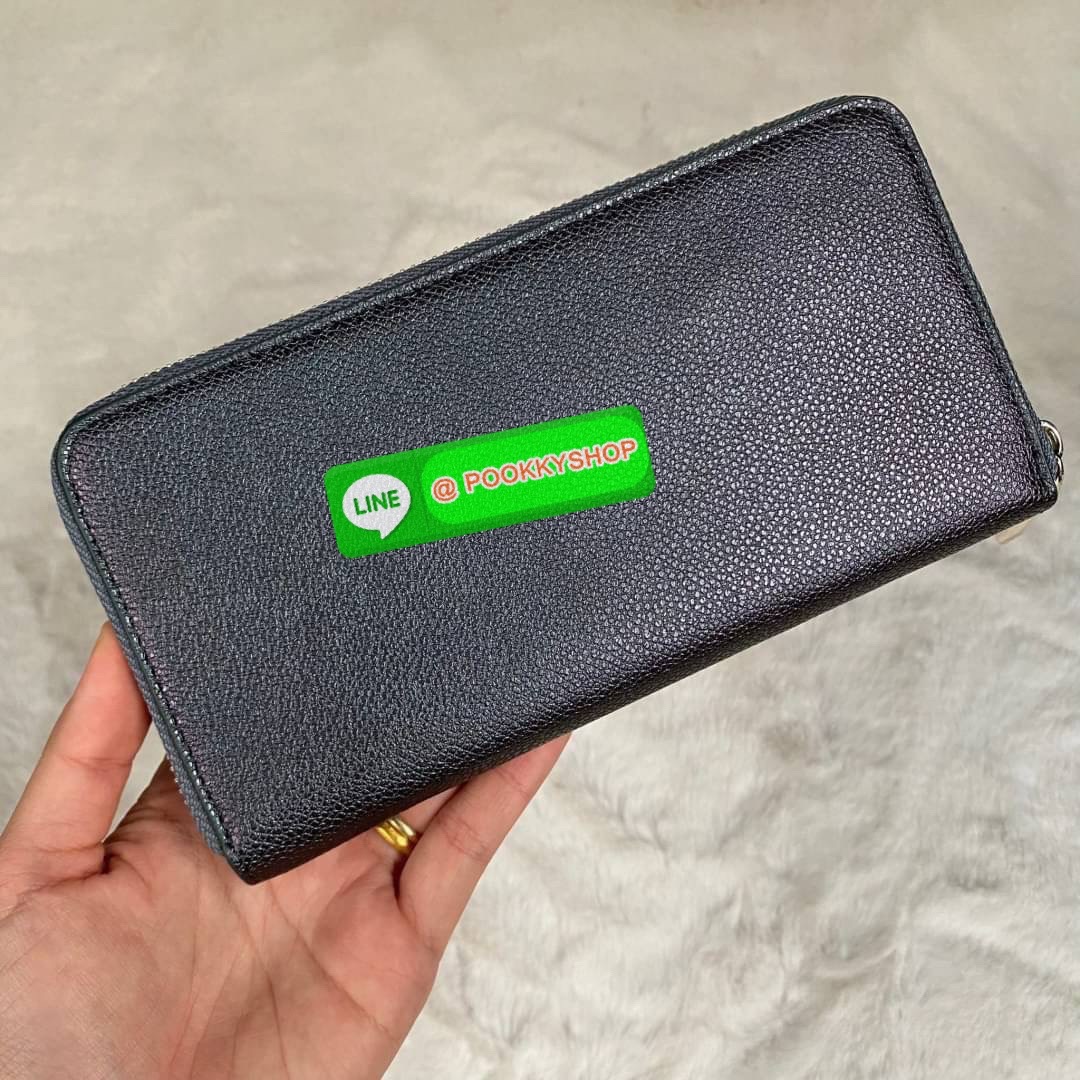 CHARLES & KEITH LONG ZIP AROUND WALLET กระเป๋าเงินใบยาวซิปรอบถูกหลังฮวงจุ้ย คอลเลคชั่นสีสุภาพหนังปั๊มลายคาเวียร์ทั้งใบ น้ำหนักเบา ด้านในกระเป๋าแบ่งเป็น 3 ช่องใหญ่ มีช่องซิปใส่เหรียญตรงกลาง จุการ์ด 12 ช่อง สามารถใส่ธนบัตรได้ตามยาวอีก 2 ช่อง มาพร้อมกล่องและ