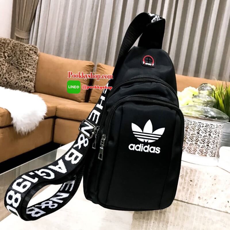 Don’t Miss! NEW! Adidas Factory Sport Originals Bag กระเป๋าสะพายสไตล์สปอร์ตดีไซน์สุดฮิตวัสดุไนล่อนเนื้อหนานิ่มกันน้ำทำความสะอาดง่าย ขนาดกำลังดี น้ำหนักเบา ด้านหน้ามีโลโก้แบรนด์เปิดปิดด้วยซิป มีช่องแบ่ง2ช่องเเยกเป็นสัดส่วน มีช่องใส่หูฟังหรือสายชาร์ตแบต Spo