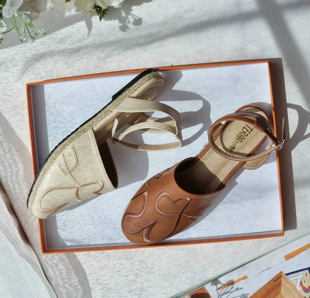 พร้อมส่ง👠👠สลิปออนตัวใหม่ล่าสุดมาแล้วจ้าา งานปักเน้นๆ หนังนิ่มใส่สบายเท้า เย็บขอบปออย่างดี งานสวยมากกก