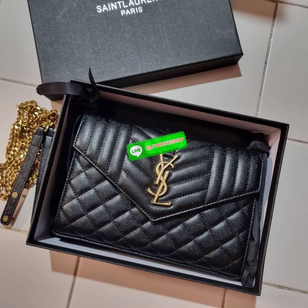 New in!! Yves Saint laurent envelope quilted with chain กระเป๋าสะพายพรีเมี่ยมกิ๊ฟ จากเคาน์เตอร์ vip dutyfree ทรง woc สุดฮอต ในดีไซน์ใหม่ ดีเทลเย็บสวยคม โดดเด่นกว่าใครแน่นอน วัสดุหนัง pepble ทนทาน ใช้งานง่ายเพียงแค่เปิด-ปิดด้วยกระดุมแม่เหล็ก ภายในแบ่งสัดส่