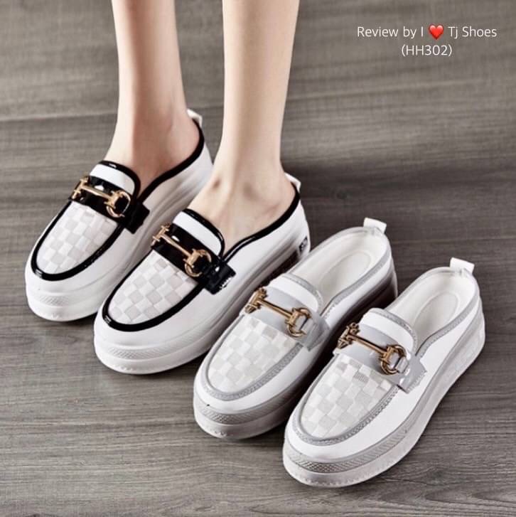 ที่สุดของความเกร๋ขายดีมากๆ ต้องยกให้คู่นี้จร้า!!! รองเท้าผ้าใบเพื่อสุขภาพ สุคคิ้วท์ สวมใส่ง่าย ทรงสวย พื้นยางอย่างดี รุ่นนี้ใส่แล้วเท้าไม่อับชื้นน่ะคะ จับแมทกับชุดอะไรก็เกร๋แถมใส่ได้เรื่อยๆ สวยด้วยเพื่อสุขภาพเท้าที่ดีด้วย ควรมีไว้เป็นคู่โปรด เป็นรุ่นที่ทา