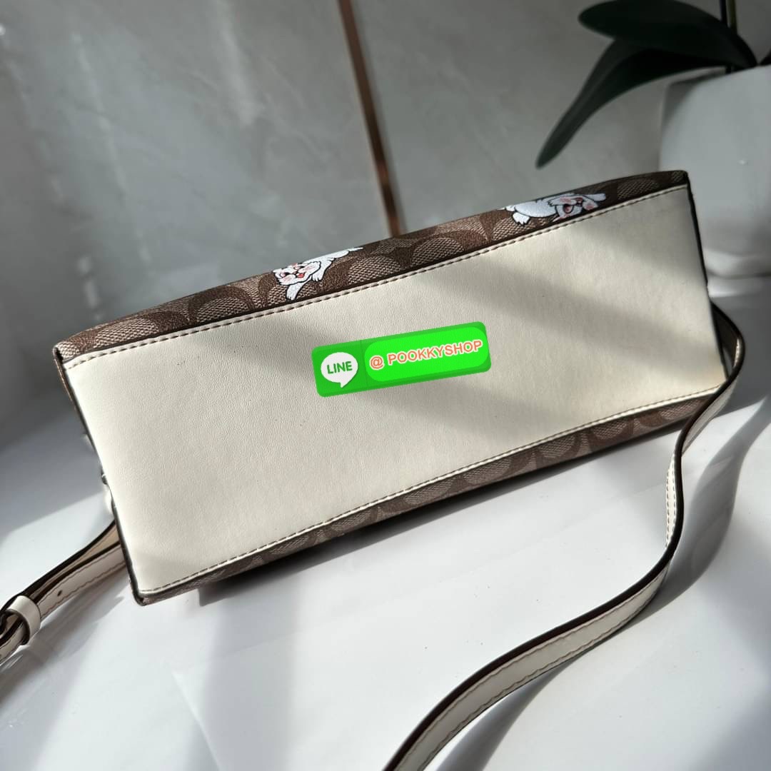 Coach Mollie Tote 25 In Signature Chambray Crossbody Sling Top Handle Bag Collection Rabbit Printed Style (CG302) กระเป๋าทรงTOTE เสริมลุคโดดเด่นต้อนรับปีกระต่าย ตกแต่งลายรูปกระต่ายน่ารัก วัสดุหนังแคนวาสเคลือบลาย ภายในโล่งกว้าง มีช่องซิปตรงกลางใส่ของได้ ขน
