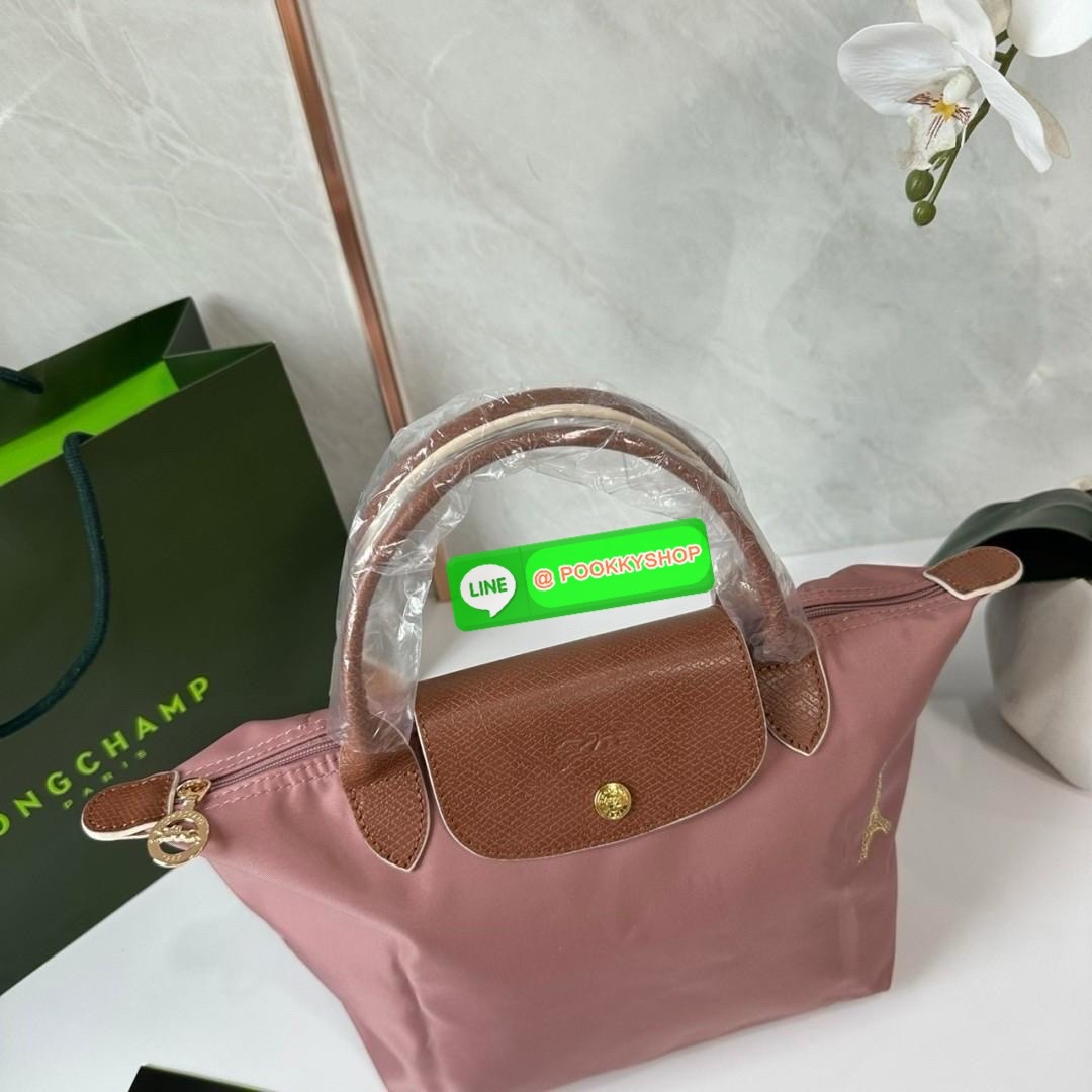Longchamp Le Pliage Eiffel Tower Tote Bag S 🔖 Collection ใหม่ล่าสุดโดดเด่นด้วยลายปักหอไอเฟลขนาดกระทัดรัดจุของได้เยอะ 🔖วัสดุ : ไนลอนกันน้ำ 🔖เปิด-ปิด ด้วยฝาปิดกระดุมแป๊กมีซิปปิดด้านบน ภายในช่องโล่งกว้างสามารถใส่ iPad ได้ มีช่องแยกด้า