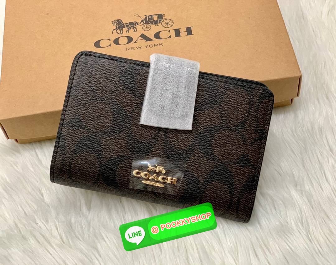 COACH MEDIUM CORNER ZIP WALLET IN SIGNATURE CANVAS ((53562)) 💋กลับมาอีกครั้งค่ะ! กระเป๋าเงินใบกลางหนัง pvc canvas สวยงามค่ะ เปิดปิดช่องหลักด้วยกระดุมภายในมีช่องเสียบบัตรได้ถึง10ช่อง ช่องใส่ธนบัตรหนึ่งช่อง; และช่องซิปสำหรับใส่เหรียญอีกสองช่อง แยกสั