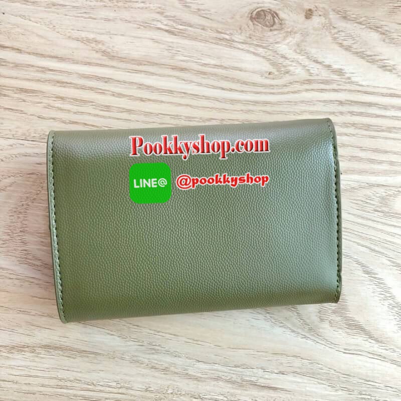 New!! Charles & Keith Front Flap Detail Wallet ด้านหน้าแต่งโลหะเหล็ก ปั๊มโลโก้แบรนด์ เปิด - ปิดด้วยกระดุมแม่เหล็ก ด้านในมีช่องใส่บัตร ช่องใส่รูป ช่องใส่ธนบัตร 2 ช่อง และช่องซิปใส่เหรียญ