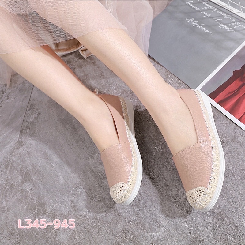 สินค้าขายดี พร้อมส่งค๊าา sport shoes รองเท้าผ้าใบ งานเรียบ พื้นนิ่มมากคะ ใส่สบายจะแมตช์กับกางเกง👖หรือกระโปรง👗ก็ได้ค่ะ แม่ค้าคอนเฟริม ห้ามพลาดเลยจ้าตัวนี้แนะนำ อย่าช้ารีบเลย