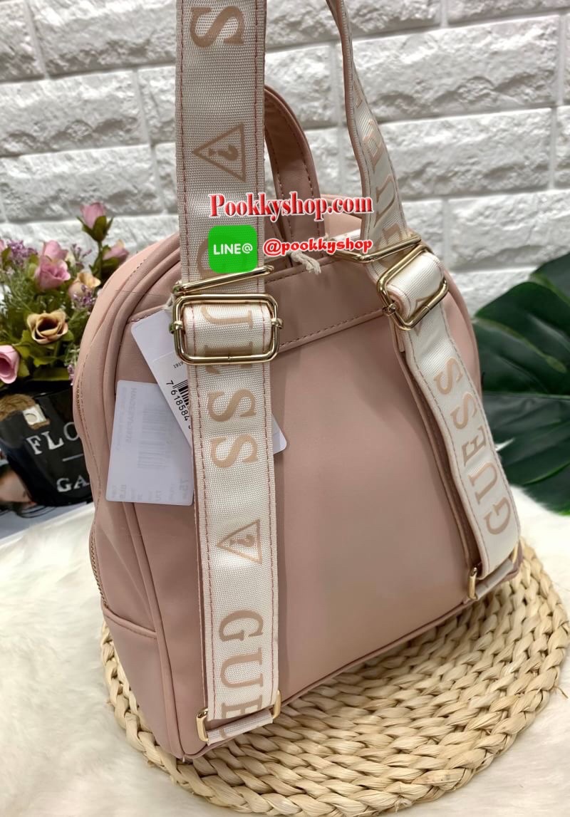 New !! GUESS GESABEL GYM BACKPACK กระเป๋าสะพายหลังได้//สะพายข้างได้ วัสดุหนังนิ่ม น้ำหนักเบา รูปทรงน่ารักมากๆค่ะ ด้านหน้ามีช่องซิปหนึ่งช่อง เปิดปิดกระเป๋าด้วยซิป มีพวงพู่แบรนด์ห้อยเพิ่มความเก๋เข้ามาให้ด้วย พวงพู่สามารถถอดแยกออกได้ด้วยค่ะ ภายในกระเป๋าโล่งก