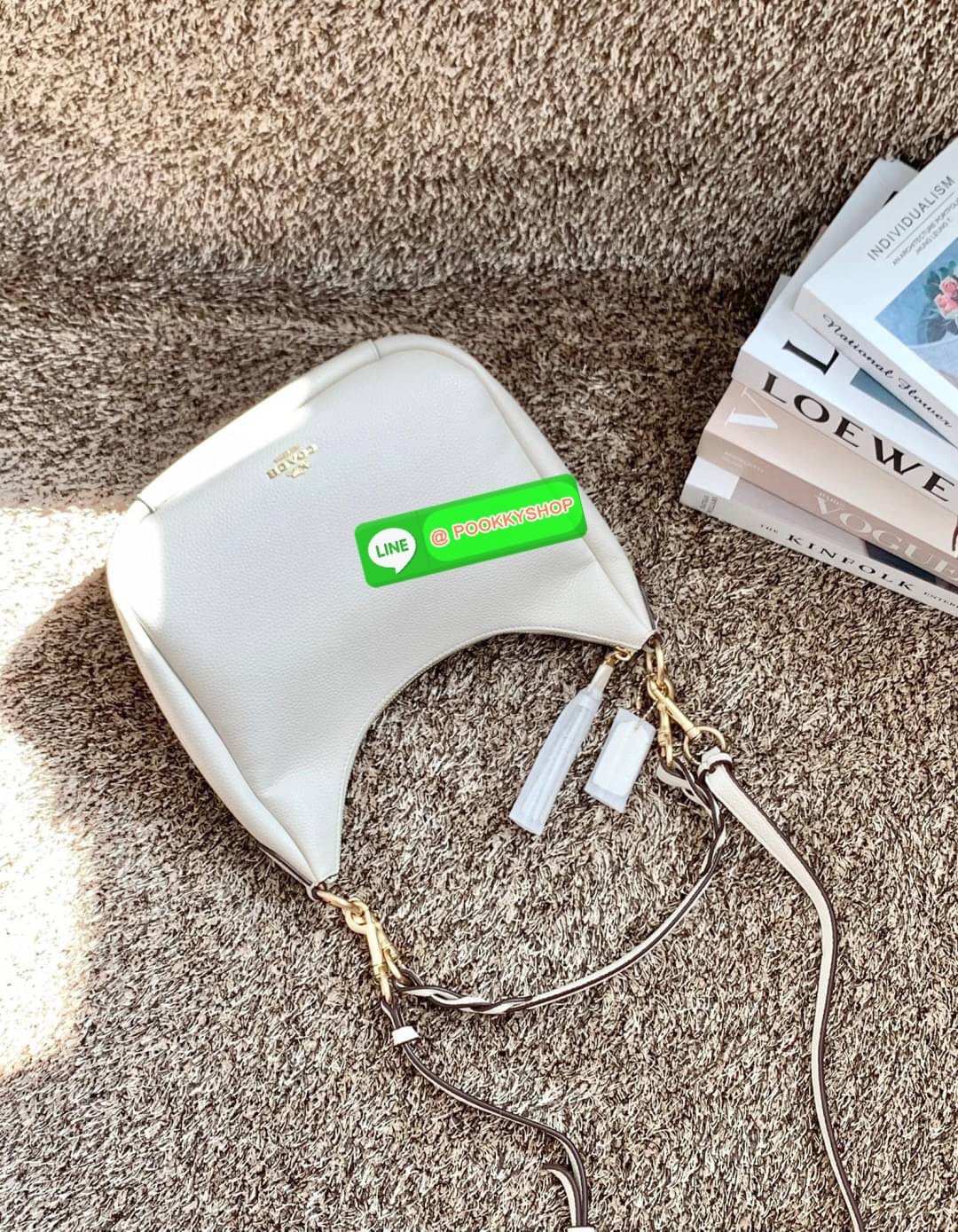 COACH JULES HOBO BAG ((C9189//9190)) 🌍พร้อมส่งที่ไทย! ต้องบอกก่อนว่าหนังรุ่นนี้อย่างดี นิ่มมากๆ สัมผัสแล้วรู้สึกละมุน กับกระเป๋าใบใหญ่ ทรงสวย เปิดปิดกระเป๋าแบบซิปมีหนังห้อยเพิ่มความเก๋ตรงหัวซิปค่ะ ภายในกระเป๋ากว้างมาก ใส่สัมภาระได้ครบครัน หายห่วงเ