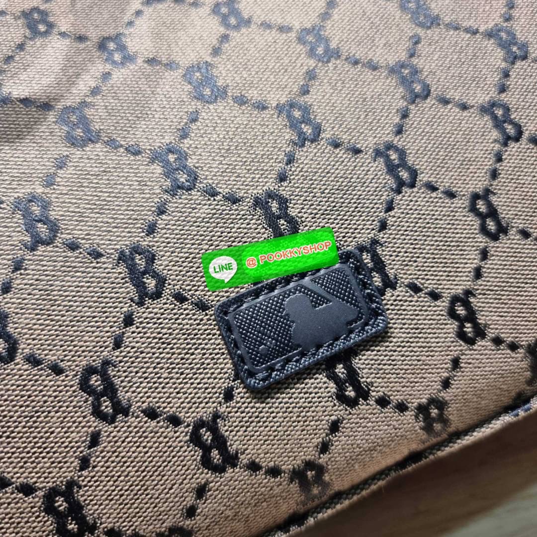 MLB MONOGRAM TOTE BAG กระเป๋าทรงโท้ท ใบใหญ่จุคุ้ม ที่มีกิมมิคไม่เหมือนใคร ด้วยดีไซน์ลวดลายโมโนแกรมเอกลักษณ์ ปั๊มลงบนผ้าแคนวาสและหนัง pu คุณภาพดี สวยคม ปากกระเป๋ามีอะไหล่เกี่ยวกันของหล่นได้ มาพร้อมสายสะพายในตัว ภายในโล่งกว้างมาก ใส่ของสำคัญได้แบบไร้กังวล ห