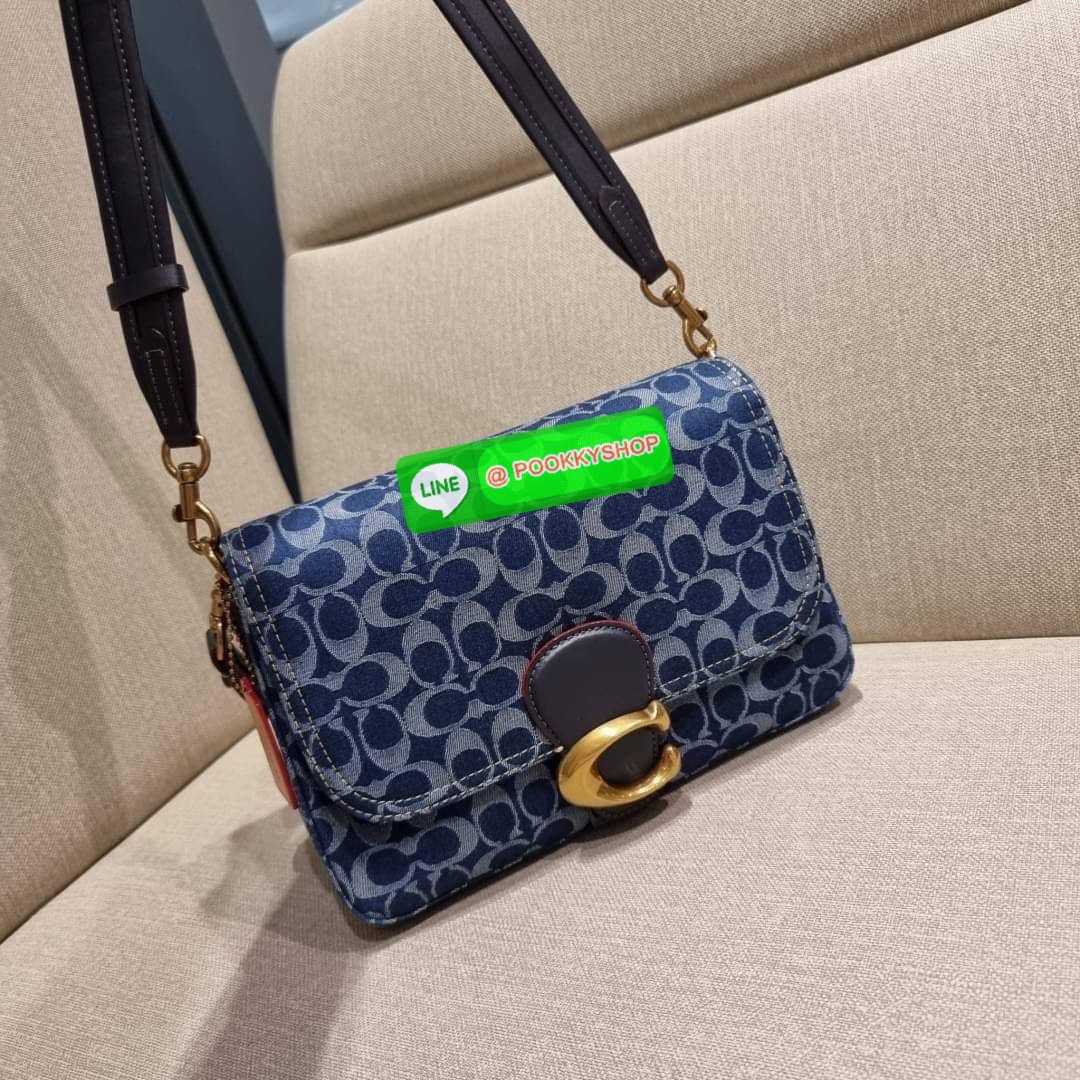 COACH CA105 SOFT TABBY SHOULDER BAG IN SIGNATURE DENIM ใหม่ล่าสุด กระเป๋าสะพายไหล่/สะพายข้าง ดีไซน์วินเทจย้อนยุค สวยคมชัด ด้วยดีไซน์สีเดนิม ให้ดูคลาสสิคมากขึ้น วัสดุผ้าเดนิมลายซิกเนเจอร์ น้ำหนักเบา เปิด-ปิดด้วยฝาปิดแม่เหล็ก ด้านหลังมีช่องซิป ภายในเป็นช่อง