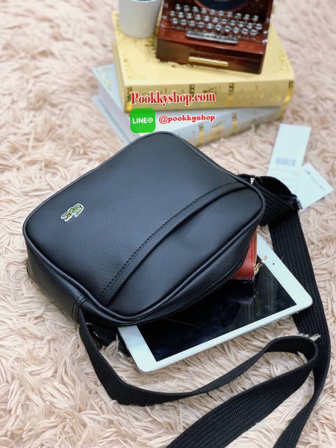 ลาคอส Classic Shoulder Bag Crossbody Bag กระเป๋าสะพายที่สามารถสะพายได้ทั้งสายคู่และสายเดี่ยว รูปทรงกว้างในลักษณะแนวนอน ใส่กระเป๋าสตางค์ยาว มินิไอแพคได้วัสดุpvc100% กันน้ำได้ เปิดปิดด้วยซิปเดียวใช้งานง่าย ด้านหน้ามี1ช่องใช้งานเสียบมือถือหรือของจุกจิกได้