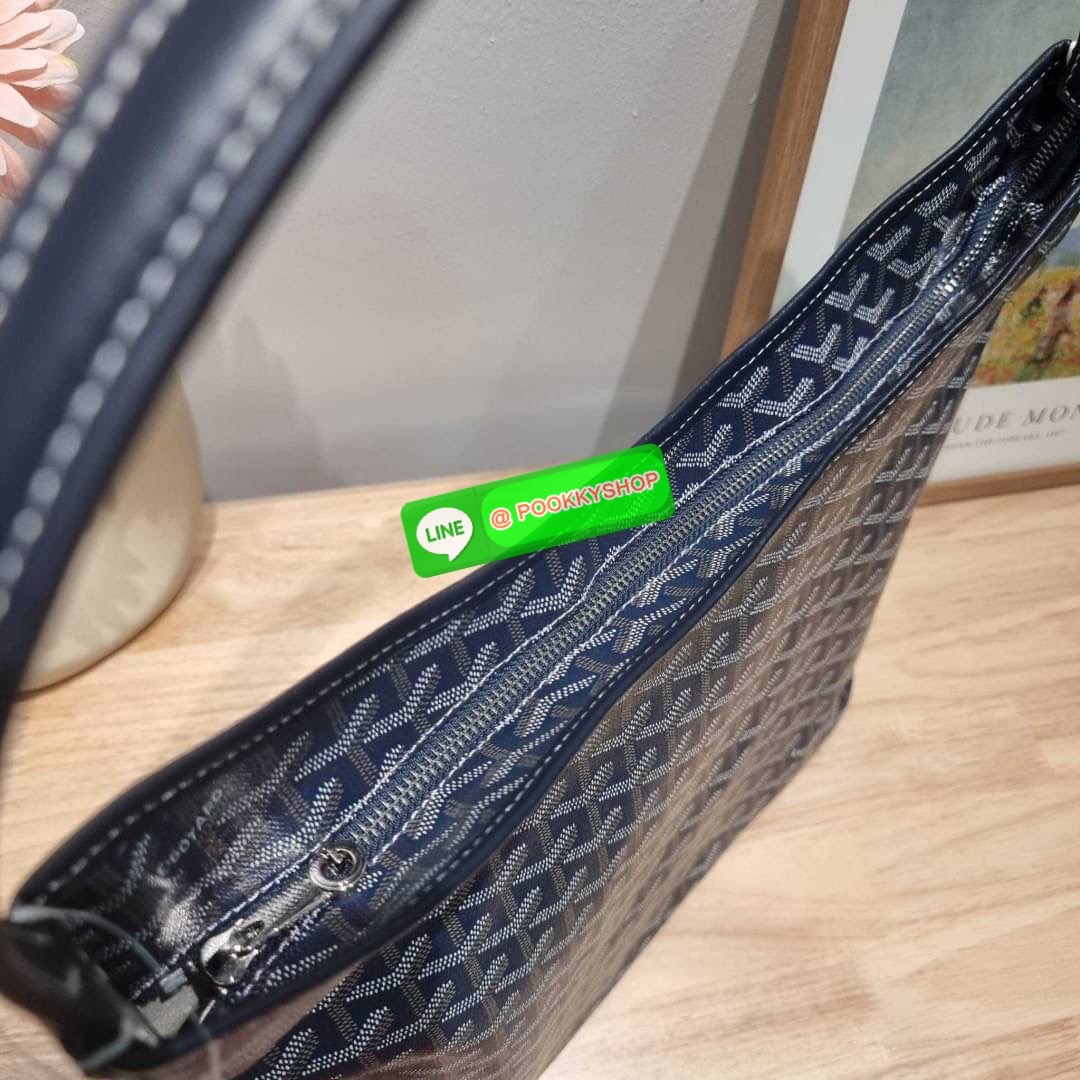 GOYARD BOHEME HOBO BAG ใหม่สุดคุ้ม กับกระเป๋าสะพายทรงโฮโบ ใบใหญ่จุใจ!! มาครบสีขายดี เลิศทุกสี รูปทรงคลาสสิค ดีไซน์เป็นเอกลักษณ์ วัสดุหนังแคนวาสพิมพ์ลายสวยคม ปากกระเป๋ามีซิปเปิด-ปิดกันของหล่นได้ ภายในโล่งกว้างมาก มาพร้อมสายคล้องในตัว ทนทาน สะพายสวยๆได้ทุกว