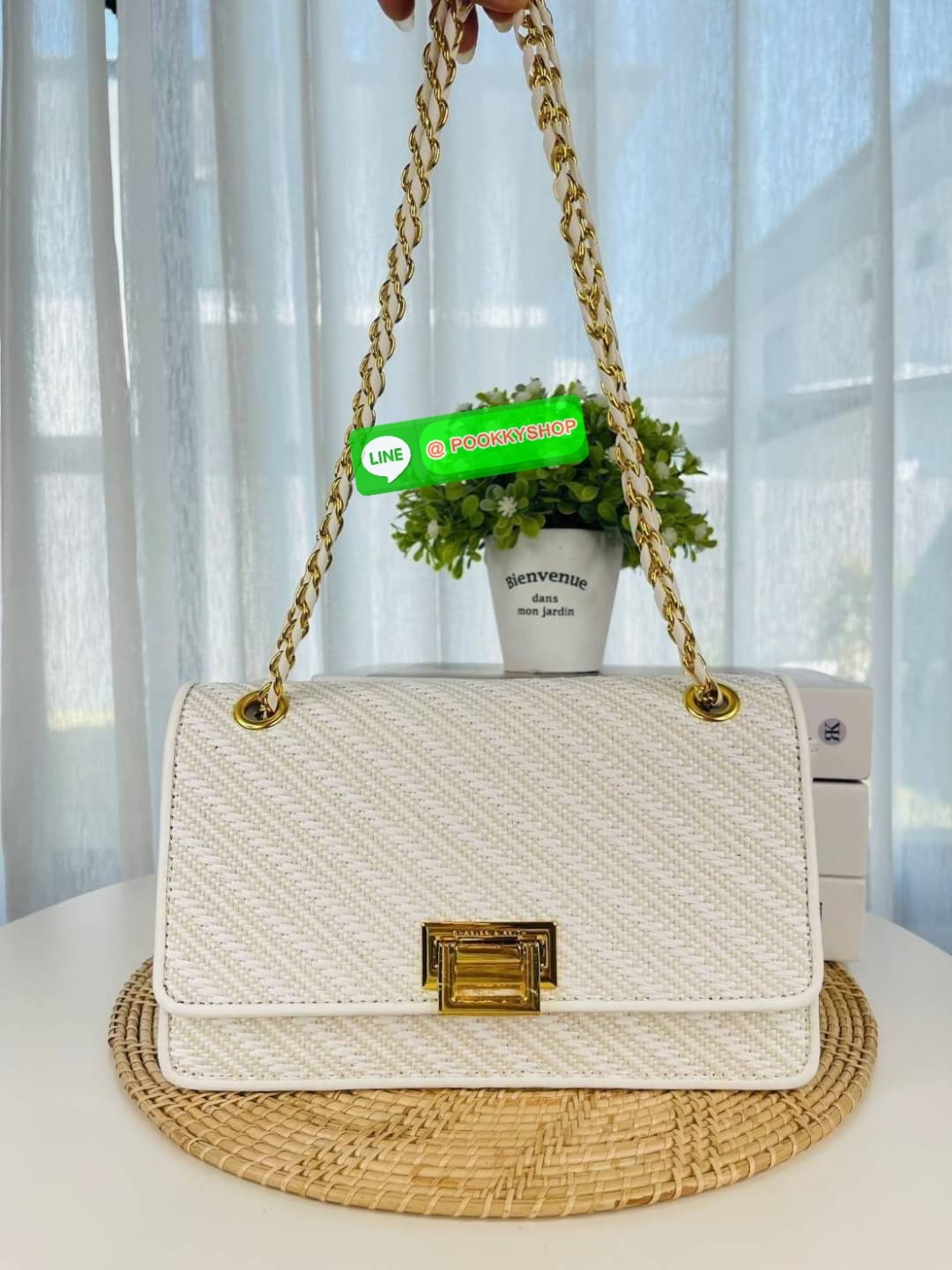 Charles&Keith แท้ Outlet กระเป๋าทรงสวย คลาสสิคเรียบหรู แมทช์ง่ายสะพายได้บ่อย สายสะพายโซ่พันหนัง สะพายได้ 2 แบบ เปิดปิดด้วยตัวล็อกอะไหล่ทอง ฐานกว้างใส่ของได้เยอะ มีช่องใส่บัตรในตัว