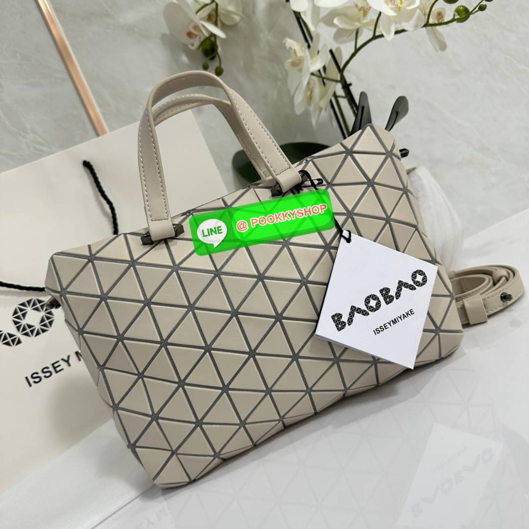 Bao Bao issey Miyake Tonneau Small Matte Bao Bao Issey Miyake รุ่น TONNEAU (ทอนโนะ) กระเป๋าทรง Boston Bag ที่โดดเด่นด้วยลายแพทเทิร์น 3 เหลี่ยมด้านเท่าเรียงต่อกัน ทำให้กระเป๋าใบนี้มีความโดดเด่นทั้งในเรื่องของดีไซน์ที่ทันสมัย และการใช้งานที่ครบทุกฟังก์ชั่น