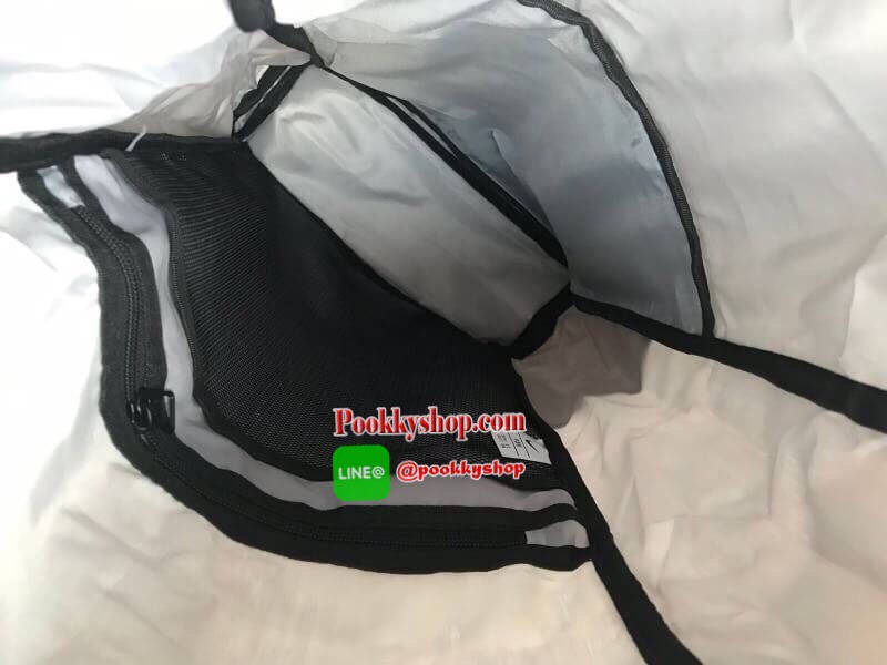 Nike Radiate Backpack เป้สะพายหลังที่โดดเด่นด้วยดีไซน์ส่วนใส่ของด้านบน และช่องกระเป๋ามากมายเพื่อให้เก็บของได้ไม่ตกหล่น วัสดุโพลีเอสเตอร์ 100% มีเปิดปิดถึง2ชั้น มีช่องใส่แล็ปท็อปช่วยปกป้องอุปกรณ์ของคุณ พร้อมกระเป๋าด้านหน้าที่เจาะรูด้วยเลเซอร์เพื่อเป็นช่องเ