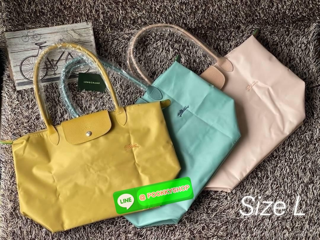 LONGCHAMP LE PLIAGE GREEN Shoulder bag L กระเป๋าโท้ทใบนี้ดึงดูดใจคุณด้วยรูปทรงมินิมอลและปริมาตรที่เพียงพอซึ่งสามารถเก็บเอกสารหรือแล็ปท็อปทั้งหมดของคุณได้อย่างง่ายดาย ด้ามยาวช่วยให้คุณสวมใส่ได้อย่างสบายบนไหล่ ขณะที่การปิดด้วยซิปช่วยให้มั่นใจได้ว่าสิ่งของทั