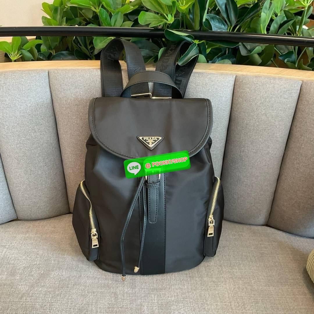 NEW ARRIVIAL กระเป๋าเป้ทรงสวย Prada Nylon Backpack With Pocket วัสดุผ้าไนล่อน กันน้ำเนื้อหนาอย่างดี ใบนี้ ดีไซต์สวยเก๋ เป้แบบหูรูด ทรงสวยน่ารัก อะไหล่ทองทั้งใบ เปิดปิดด้วยกระดุมแม่เหล็ก ด้านข้างมีกระเป๋าอีก 2 ช่อง ด้านในมีป้ายโลโก้บุด้วยผ้าแบรนด์หนาอย่างด
