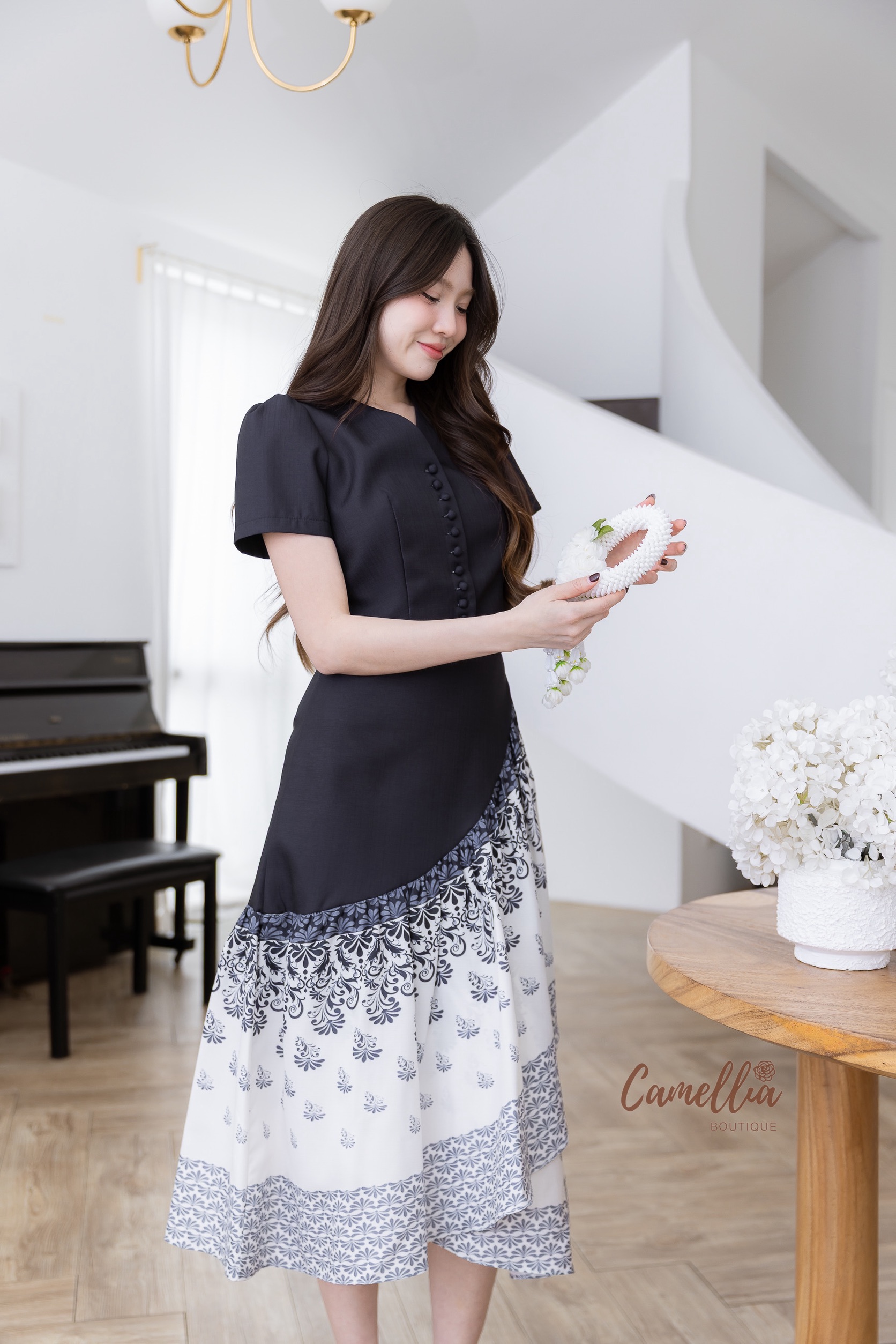 ชุดเซทแฟชั่น ชุดSet เสื้อคอปีนกระดุมหน้าสวยละมุนมากคะ มาคู่กับกระโปรงผ้าลายไทย