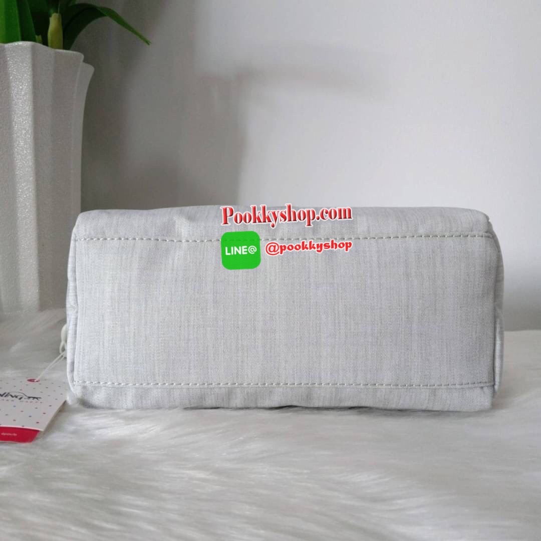 KIPLING Mini Crossbodybag กระเป๋าสะพายข้างขนาดกะทัดรัด ผลิตจากวัสดุ Nylon+ Polyester100% มีช่องใช้งานแยกย่อยมากถึง 4 ช่อง -ด้านหน้ามีช่องซิป 2 ช่อง -ช่องหลักโล่ง กว้าง จุของใช้ได้เยอะ -ด้านหลังมีช่องซิปอีก 1 ช่อง มาพร้อมพวงกุญเเจลิง สายสะพายยาวสามารถปรับไ