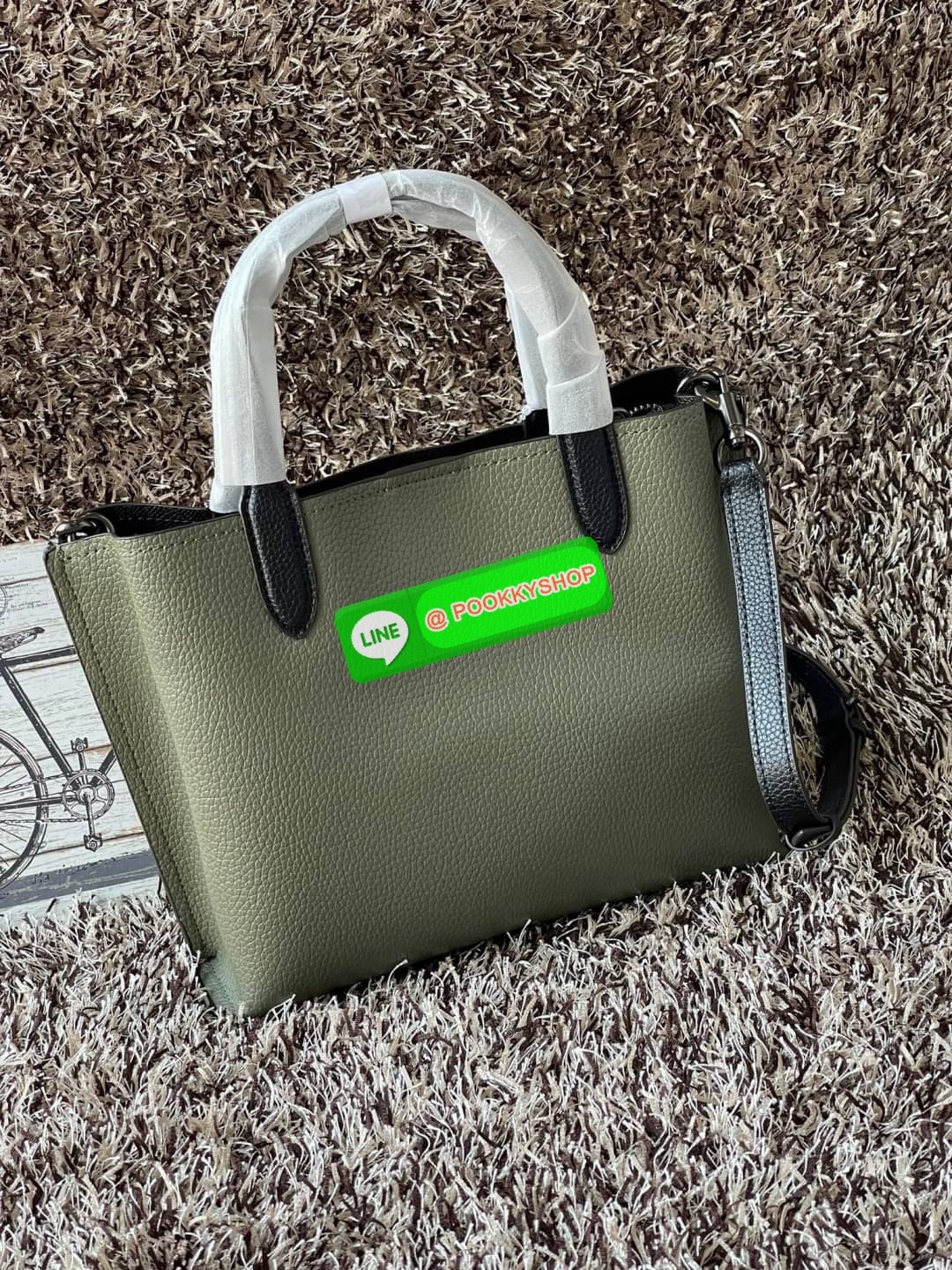 Coach Willow Tote 24 In Signature Canvas หากคุณชื่นชอบกระเป๋า Tote แล้วล่ะก็ เราเชื่อว่ากระเป๋าใบนี้จะต้องโดนใจคุณอย่างแน่นอน กระเป๋า Coach ด้วยรูปทรงสี่เหลี่ยม อยู่ทรงตั้งสวย การตัดเย็บทำจากหนัง Canvas ขนาดที่พอเหมาะ เมื่อถือแล้ว ไม่ทำให้ดูใหญ่เทอะทะจนเก