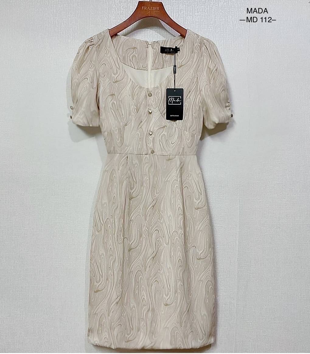 Dress ผ้าลายแขนตุ๊กตาพองปลายแขนเป็นยางด้วยค่ะรุ่นนี้ แต่งกระดุมช่วงอก ทรงเข้ารูปต่อเอวใส่ออกมาคือพอดีตัว ผ้าสวยเนื้อนิ่มลื่น ใส่สบาย งานซับในเย็บเก็บชาย ซิปหลังซ่อน