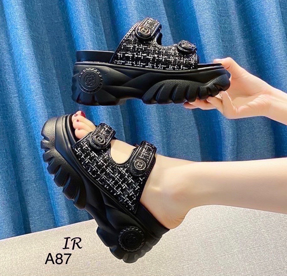 รีพีทแบบขายดีรอบ17!!! พร้อมส่ง สินค้านำเข้า!!! เดินให้ปังทุกรันเวย์ กับรองเท้าส้นตึกที่สวยที่สุด สไตล์chanel ผ้าทวิตด้านในซับหนัง สาดคาดตีนตุ๊กแก ปรับให้กระชับได้ ส้นสูง 3 นิ้ว ทรงสโลปใส่สบายมาก ของต้องมี ทุกที่ที่ไปต้องสวยค่า