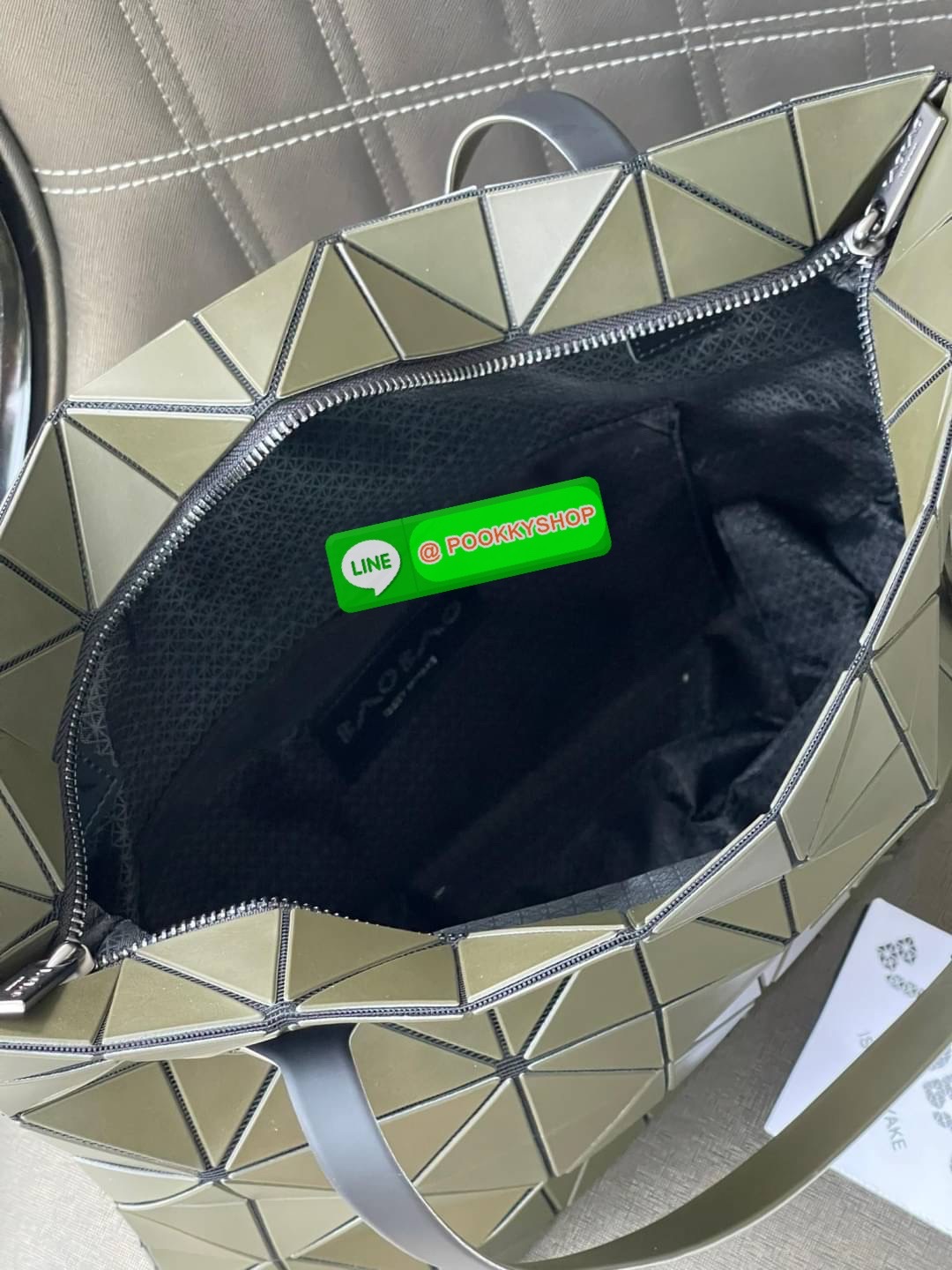 Bao Bao Issey Miyake ROCK MATTE ซีรีส์นี้จะเป็นทรงสี่เหลี่ยมผืนผ้า มีซิปปิดด้านบน ถือเป็นรุ่นที่เหมาะกับการใช้งานในชีวิตประจำวัน สามารถพับมุมและบริเวณด้านล่างของกระเป๋าเพื่อเพิ่มความสะดวกสบายในการใช้งาน ทั้งยังช่วยให้วางกระเป๋าในแนวตั้งได้อีกด้วย แผ่นต่อส