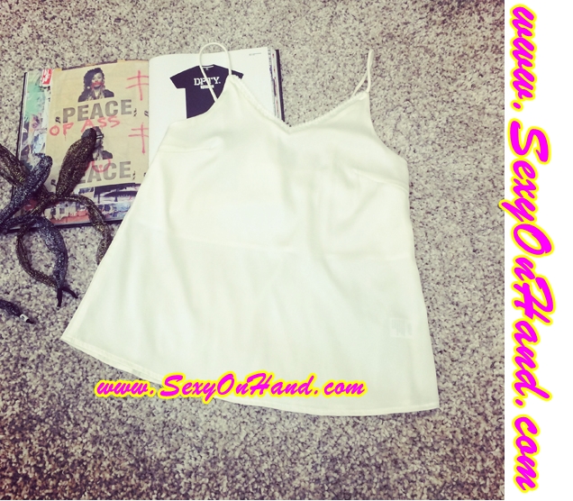 ชุดนอน คุณหนู ชุดนอนสายเดี่ยว ชุดนอน กางเกง ผ้าไหม สีขาว เนื้อผ้านุ่ม ลื่น ใส่สบาย ตัวเสื้อ แต่งชายเฉียง กางเกง แต่งชายด้วยลูกไม้ซีทรู สีขาวเข้ากับตัวชุด