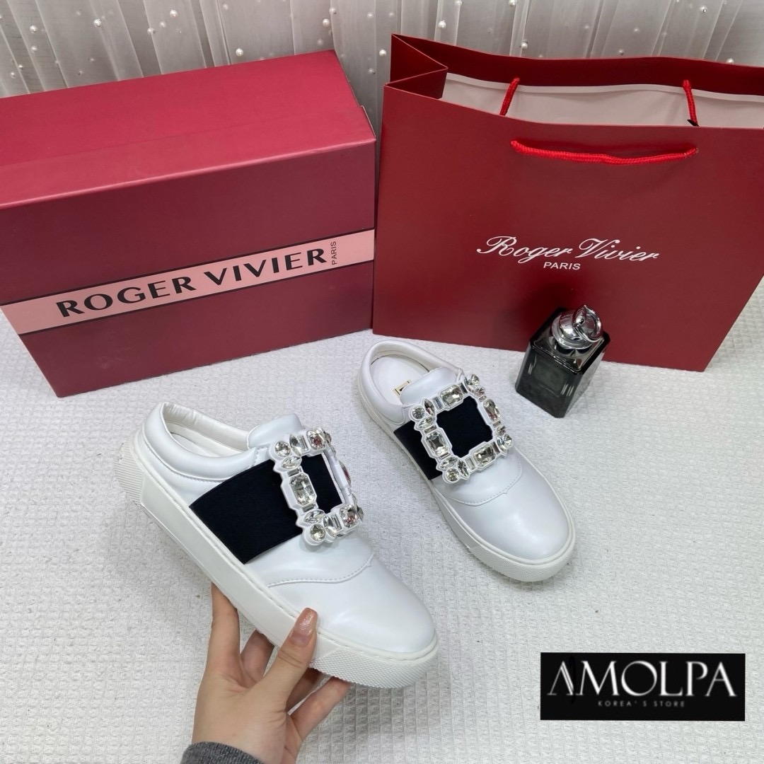เข้าเพิ่มมมแล้วค้า รุ่นเปิดส้น ใส่สบาย สะดวกกกมากก แอ๊ดเก็บแล้วค้า รุ่นนี้พรีเมียมมาก บอกเลยว่า ไม่ผิดหวังค่ะ สวยยยจริง Hiend 1:1 ROGER VIVIER WOMEN SNEAKER อุปกรณ์ครบ ตามช๊อป รุ่นนี้คือแบบบว่า ... พูดได้คำเดียว ว่าต้องมี!!! เป๊ะ ปัง ปั๊วะ มากกกค่าลูกค้า