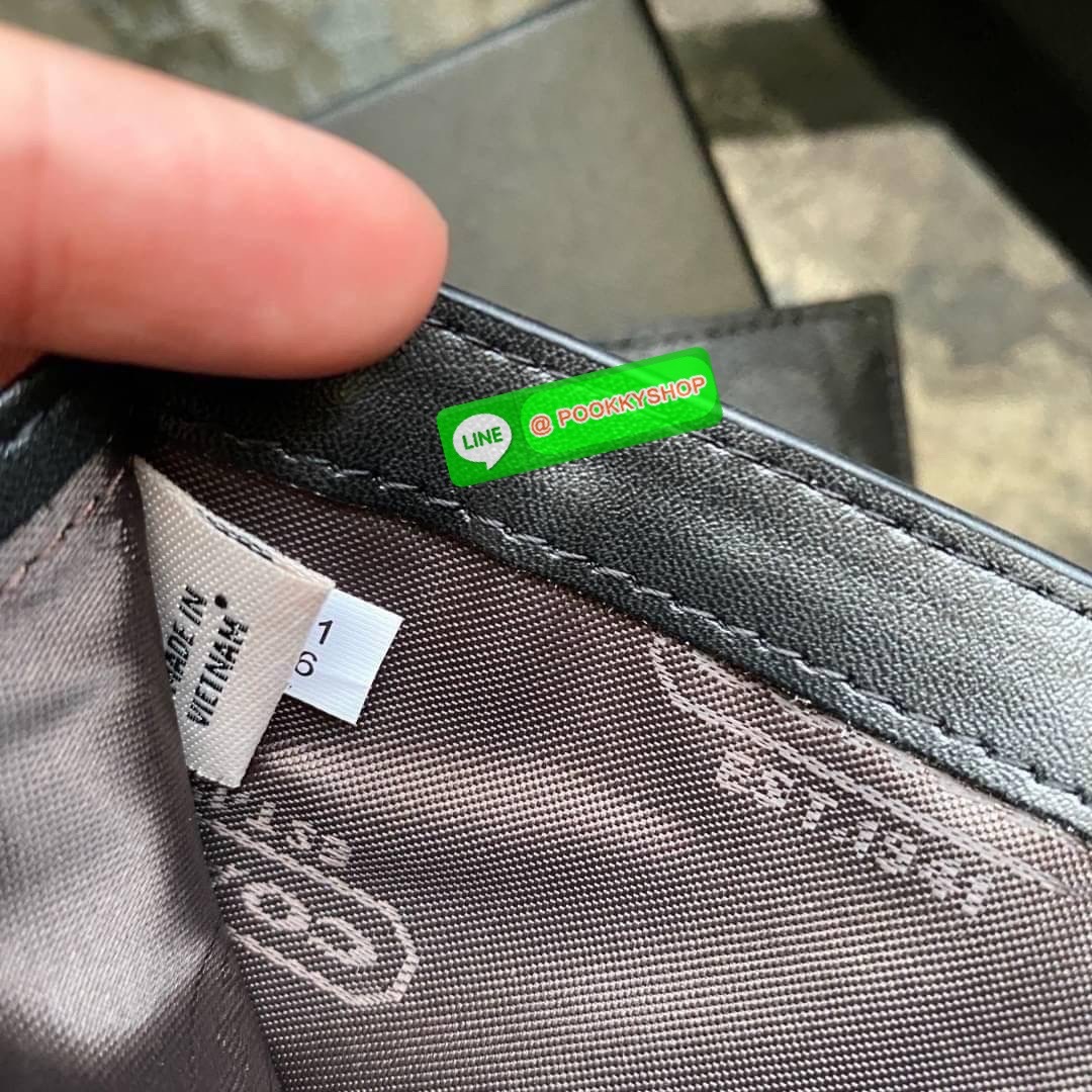 COACH Short Wallet with Belt Set Signature เซทสุดคุ้มค่ะได้ทั้งเข็มขัดและกระเป๋าสตางค์แบบพับ 2 ตอนมีช่องใส่รูปใส่บัตรใส่ธนบัตรแยกเป็นสัดส่วนเหมือนกระเป๋าสตางค์ใบยาวคุณภาพดีตามแบบฉบับของแบรนด์ มาในกล่องแบรนด์สามารถมอบเป็นของขวัญได้ ไอเท็ม Must Have ใครไม่ท