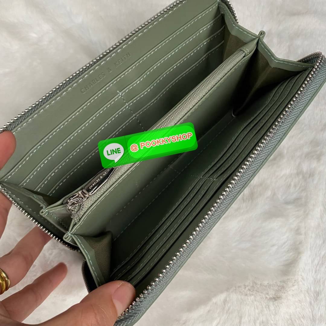 CHARLES & KEITH LONG ZIP AROUND WALLET กระเป๋าเงินใบยาวซิปรอบถูกหลังฮวงจุ้ย คอลเลคชั่นสีสุภาพหนังปั๊มลายคาเวียร์ทั้งใบ น้ำหนักเบา ด้านในกระเป๋าแบ่งเป็น 3 ช่องใหญ่ มีช่องซิปใส่เหรียญตรงกลาง จุการ์ด 12 ช่อง สามารถใส่ธนบัตรได้ตามยาวอีก 2 ช่อง มาพร้อมกล่องและ