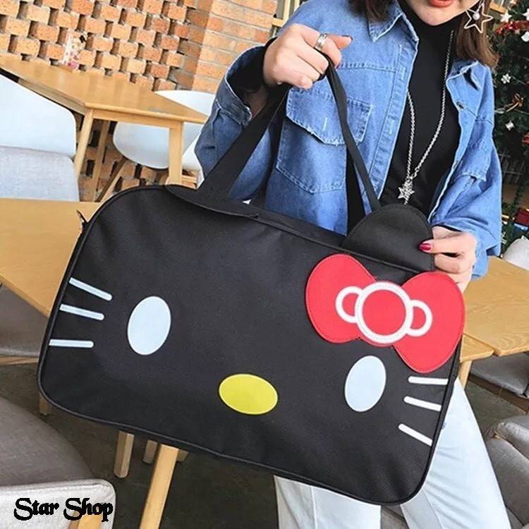 แบบขายดี มาเพิ่มค่ะ กระเป๋าแฟชั่นนำเข้า มาใหม่ พร้อมส่ง กระเป๋าเดินทางลาย KITTY น่ารักมาก วัสดุผ้าร่มกันน้ำ ด้านในใส่ของได้เยอะ ขนาดกำลังดีจะถือหรือสะพายก็สะดวก ใบนี้สุดคุ้มมากจ้า