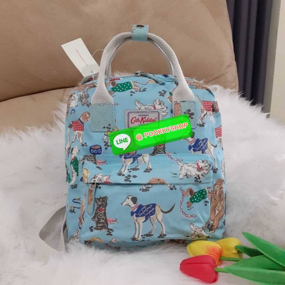 Best Seller !! Cath Kidston Multi Strap Backpack กระเป๋าสะพายเป้รุ่นมินิ แบรนด์ดังสไตล์วินเทจสุดฮิต วัสดุ Canvas เคลือบกันน้ำสามารถเช็ดทำความสะอาดได้ เปิดปิดด้วยซิปสะดวกใช้ ด้านหน้าประดับโลโก้แบรนด์ พร้อมช่องซิปด้านนอกใส่กระเป๋าสตางค์ มือถือได้ ด้านในมีช่
