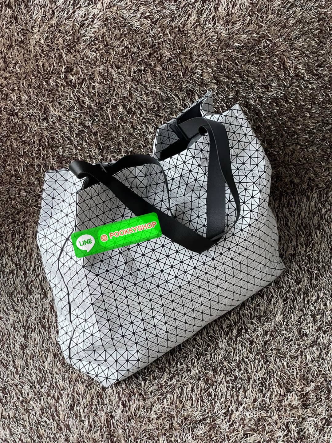 Baobao Issey Miyake Cart geometric L tote bag รูปทรงที่สร้างขึ้นโดยบังเอิญ' เสื้อผ้าที่มีโครงสร้างและได้รับการออกแบบทางวิศวกรรมอันเป็นเอกลักษณ์ของแบรนด์ ส่งต่อไปยังเครื่องประดับที่น่าประทับใจและไร้กาลเวลาเหล่านี้ กระเป๋าโท้ต Cart ประดิษฐ์ขึ้นจากการตั