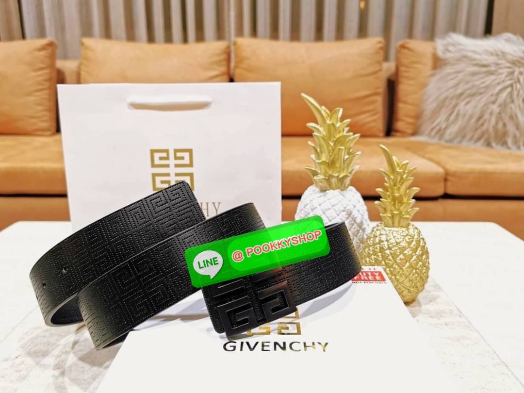 ✨Don't Miss!✨Givenchy Logo Leather Belt VIP Gift With Purchase (GWP) พรีเมี่ยมกิ๊ฟ Limited Edition จาก GIVENCHY PARFUME DUTYFREE วัสดุ Calfskin สีดำปั๊มลายแบรนด์สวยหรูดูดี หัวเข็มขัดโลโก้แบรนด์ 3D สายปรับระดับได้ ดีไซน์คลาสสิคเข้ากับทุก