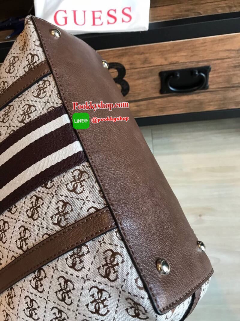 Guess Factory Large Tote Handbag กระเป๋าถือทรงช้อปปิ้ง สไตล์วิลเทจ น้ำหนักเบา มีหมุดรองฐานกันรอย เปิดปิดด้วยซิปด้านบน ด้านหลังมีช่องเพิ่มอีก1ช่อง สกรีนลายsignature รอบใบประดับtagเป็นโลหะและหนัง ถอดแยกใช้งานได้ ใบใหญ่ใส่หนังสือนิตรสาร ราคาสุดคุ้มเลยคร้า!!