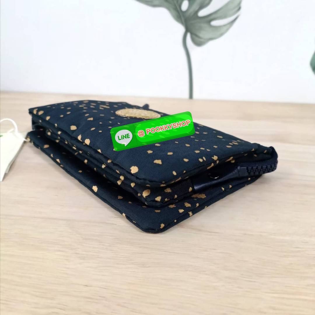 Kipling Creativity Large Pouch วัสดุ Nylon 100% กระเป๋าคล้องมือขนาดพอเหมาะ 7.25 นิ้ว พกพาสะดวก เปิด-ปิดด้วยซิปเดียวใช้งานง่าย ด้านในมีช่องกว้าง 2 ช่องและช่องซิปเล็กตรงกลางอีก 1ช่อง ใช้งานได้สะดวก สามารถใส่มือถือ 7.5 นิ้วได้ กุญแจรถ ธนบัตรได้ ล็อตนี้มาพร้อ
