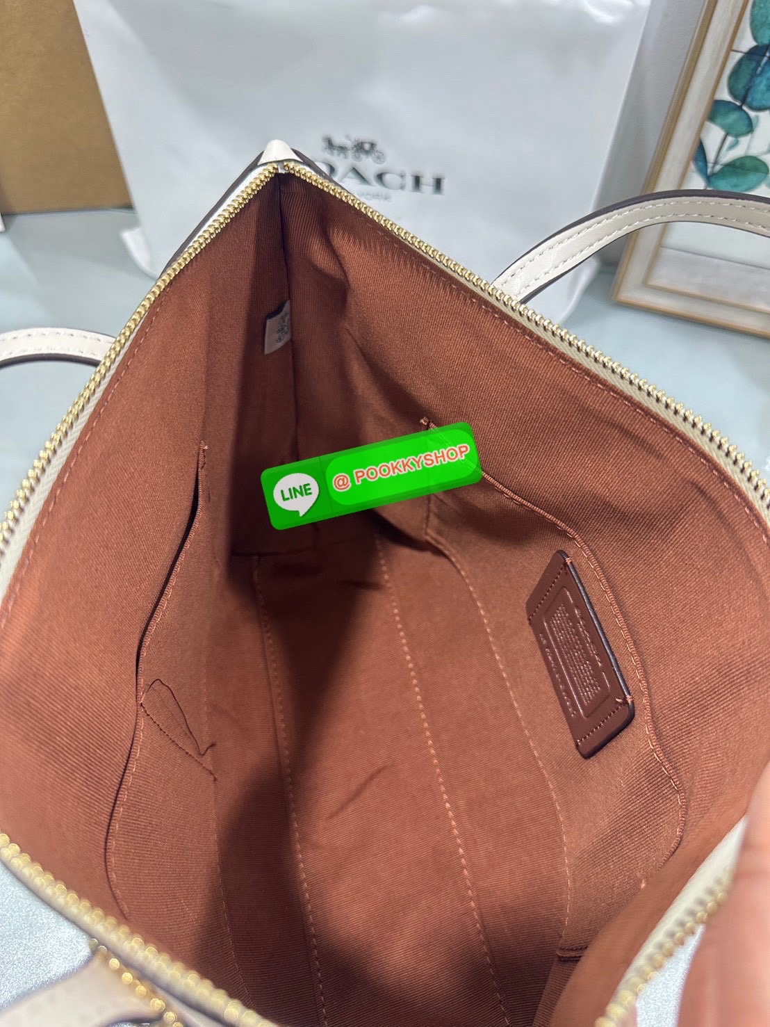 Coach Tote CX587 รุ่นม้าแคร่ Signature Patchwork แดงเบอร์กันดีสุดหรู ✨ รุ่นขายดี ลาย Signature Canvas พร้อมโลโก้ลายรถม้าเพิ่มลูกเล่นเด่นไม่เหมือนใคร 💼 ขนาดกำลังดี น้ำหนักเบา หิ้วไปทำงานหรือใส่ของรายวันก็เก๋