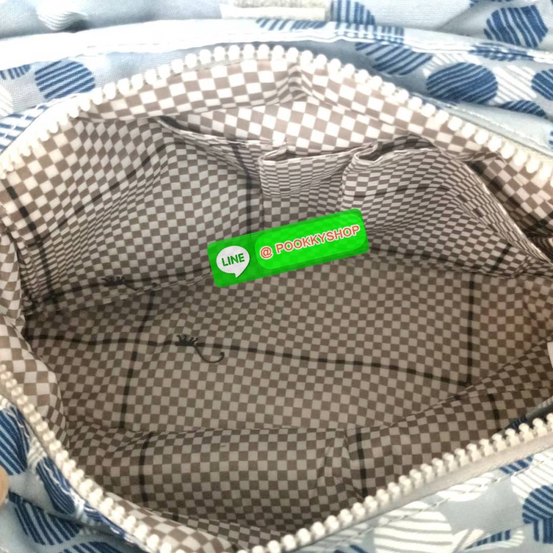 KIPLING ELISE HANDBAG กระเป๋าถือและสะพายไหล่ วัสดุ Nylon +Polyester ขนาดกำลังพอดี จุของได้มาก มีหูจับสองสาย ถือสะดวก น้ำหนักเบา มีช่องซิป ด้านหน้า ช่อง กระเป๋าหลักเปิด-ปิดด้วยซิป มี3 ช่องว่างใส่ของได้จุมากๆ ใส่มือถือได้ กระเป๋าสตางค์ใบยาว และ เครื่องสำอาง