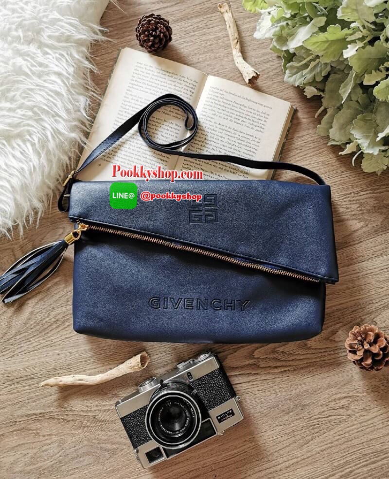 Best Seller!! Givenchy Parfums Black Leather Clutch (Premium From Counter Brand) กระเป๋าสะพายหนังนิ่มเรียบ Polyester100% สีดำเเบบสวยดูดีคลาสสิคไม่มีเอ้าท์ เปิดปิดด้วยซิป อะไหล่ทอง หัวซิปประดับพู่ ด้านหน้าปั้มโลโก้ GV ตัวใหญ่ ภายในมีช่องเล็กใส่ ipad กระเป๋