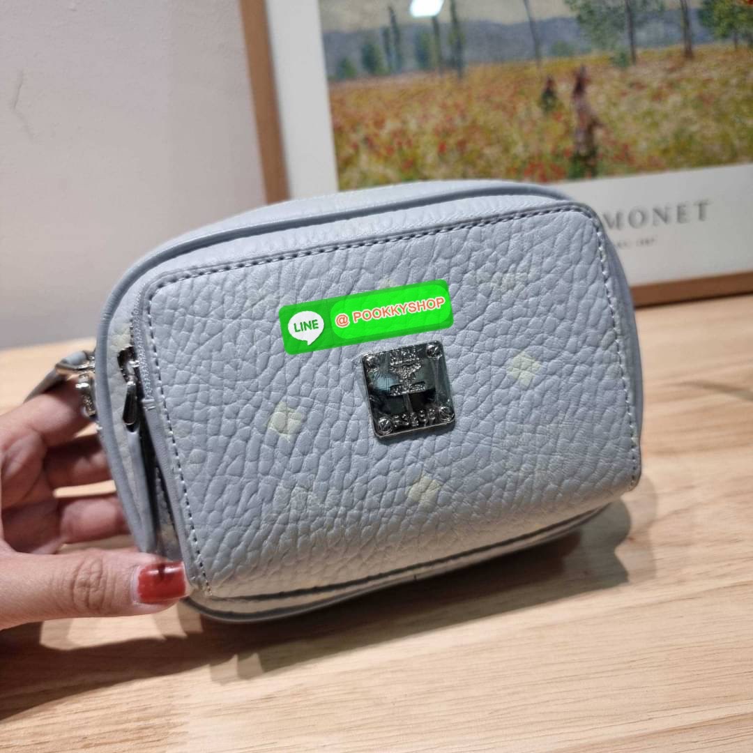 MCM X-MINI KLASSIK CROSSBODY BAG IN VISETOS รุ่นยูนิเซ็กส์มาแล้วจ้า!! ไซส์นี้ใช้ได้ทั้งหนุ่มๆสาวๆไปเลย กระเป๋าสะพายข้างทรงครอสบอดี้ ใบเล็กขนาดกะทัดรัด วัสดุหนังแคนวาสคุณภาพดี มีช่องหลัก 2 ช่อง ภายในมีช่องย่อยให้ 1 ช่อง มาพร้อมสายสะพายสปอร์ตที่ดีไซน์หรูไม่