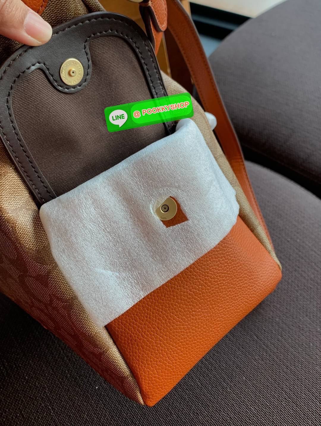 COACH PENNIE SHOULDER BAG ((C1523)) พร้อมส่ง! ✔️กระเป๋าหิ้ว//คล้องไหล่//สะพายข้างได้ สุดคุ้ม! ✔️ใบใหญ่ ทรงสวยใส่ของได้จุมาก หนังแท้ หนังนิ่ม สัมผัสแล้วหลงรักแน่นอนค่ะ ✔️ปากกระเป๋ากว้าง ล้วงหยิบของสะดวกมากๆ ภายในกระเป๋าโล่งกว้าง สัมภาร