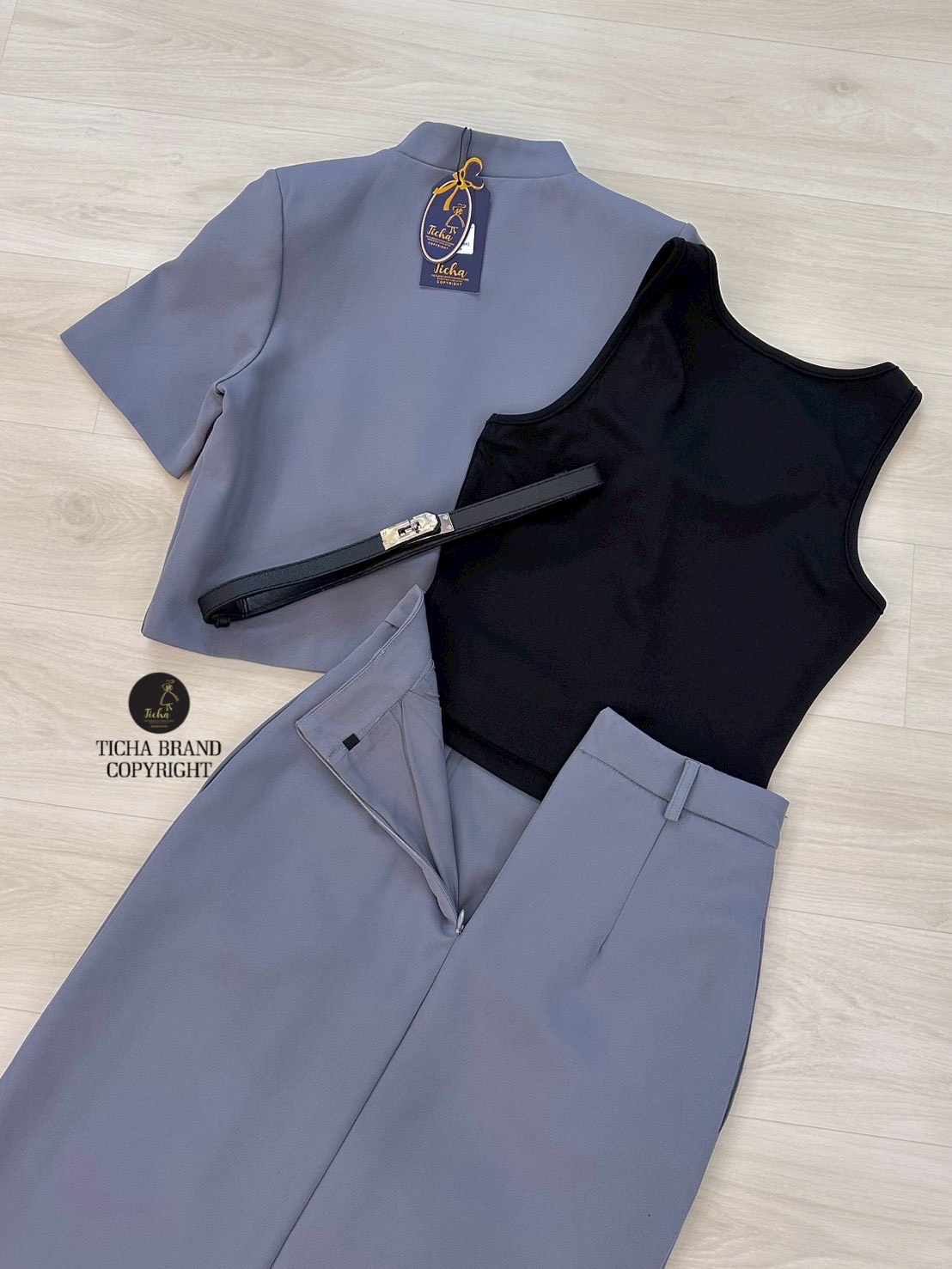 ชุดเซทแฟชั่น Set 4 ชิ้น เสื้อ+เสื้อครอป+กระโปรง+เข็มขัดเสื้อแขนสั้นสีเทา