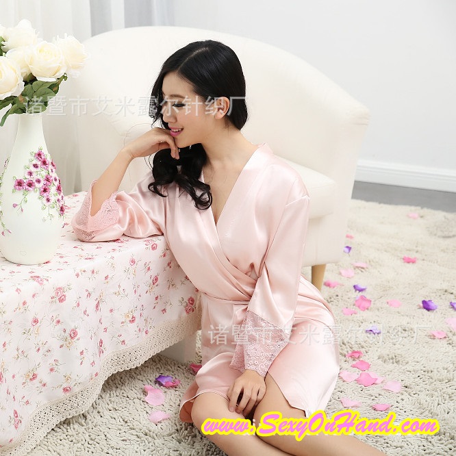 ชุดคลุม ผ้าไหม ชุดคลุมนอน ผ้าไหม สีเทาเงิน แต่งลูกไม้ปักซีทรู สีนูทพีชอ่อน ช่วงขอบแขนเสื้อ เนื้อผ้าหรูหราไฺฮโซ แบบPremium Grade +สายคาด เข้าชุด