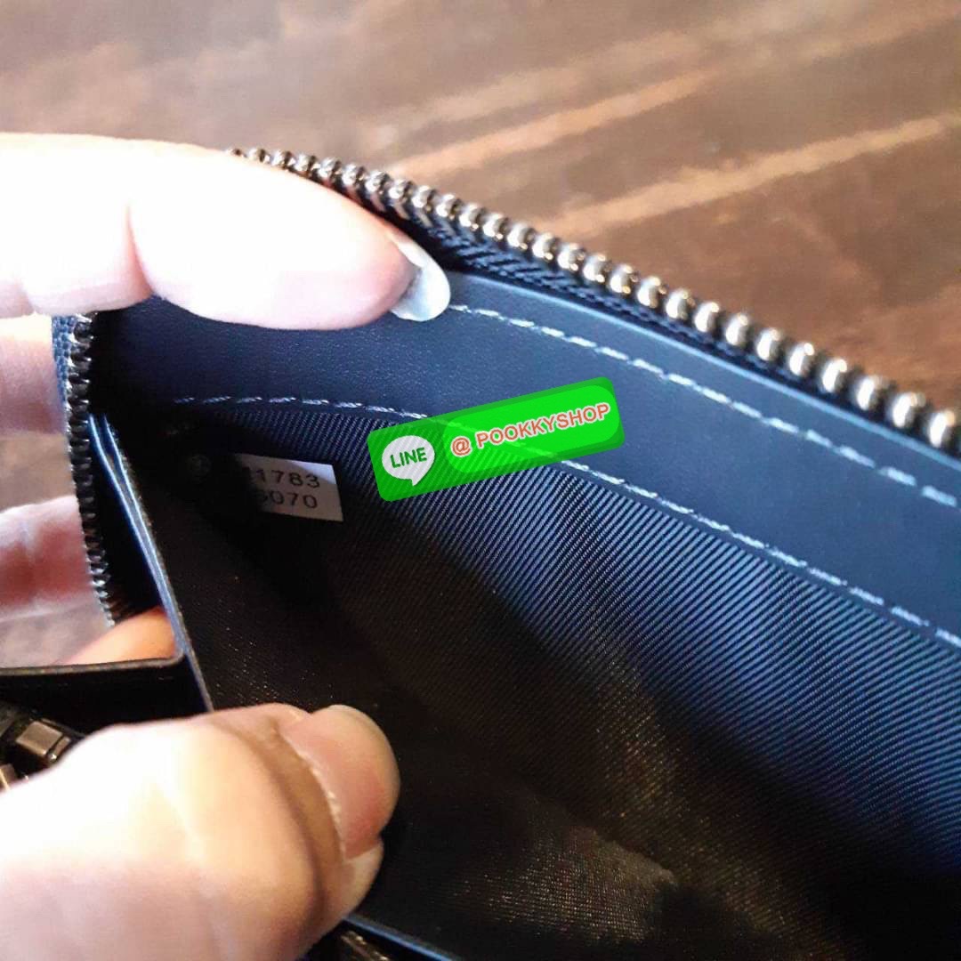 COACH F26070 MEN LONG WALLET IN SIGNATURE CANVAS WITH VARSITY STRIPE รุ่นใหม่ล่าสุด!! กระเป๋าสตางค์แถบฟ้าขาวใบยาว ดีไซน์ใหม่ สวยดูหรู ถือใช้กำลังเหมาะมือ วัสดุหนังแคนวาสเคลือบลาย เปิด-ปิดด้วยซิปรูดรอบใบ ด้านในเป็นหนังแท้ ใส่บัตรได้เยอะ ใส่ธนบัตรได้ทุกชนิด