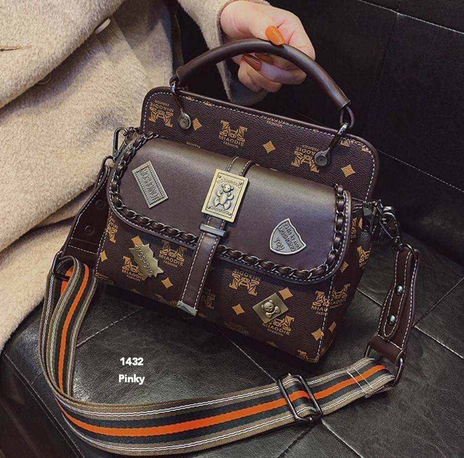 พร้อมส่ง กระเป๋าสะพาย 1422 งานนำเข้าสุดชิค หนัง pu เกรดดีเยี่ยม. มีสายให้ 2 สาย. ขนาดกำลังดี จุของได้เยอะ ด้านหน้าแต่งเก๋งานสวยอยู่ทรง มาน้อยรีบจับจอง