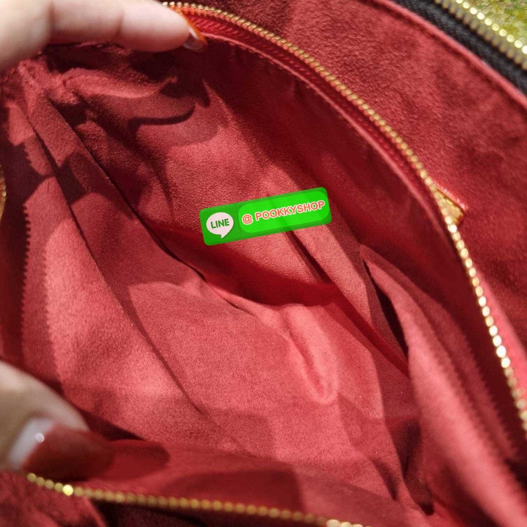 LV coussin pm bag 🔆 Details กระเป๋าสะพายกึ่งคลัชท์ สุดล้ำ ดีไซน์ใหม่ สีลิมิเต็ด ล่าสุดจากเคาน์เตอร์ duty free มาแรงมาก ด้วยความสวยปังตั้งแต่แรกเห็น มาพร้อมสาย 2 เส้น สวยลัคชูแบบสับๆ มีสายโซ่ที่มีดีเทลละเอียดไม่ซ้ำ และสายสปอร์ตครอสบอดี้ ที่จะคล้องไ